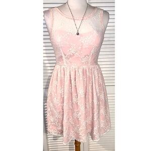 Minuet sweetheart neckline pink and white lace overlay mini dress Medium